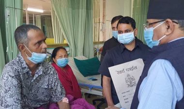 निर्वाचन नजिकिएपछि फेरिएका प्रचण्ड, जनयुद्वका घाइतेलाई भेटेर भने- खर्चको अभाव हुन दिन्नँ