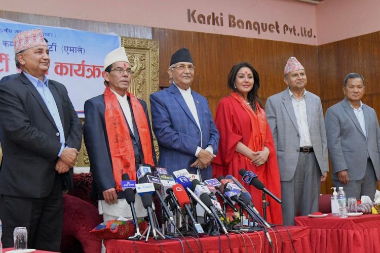 पूर्वमन्त्री सिंह र करिश्मा मानन्धर एमालेमा प्रवेश