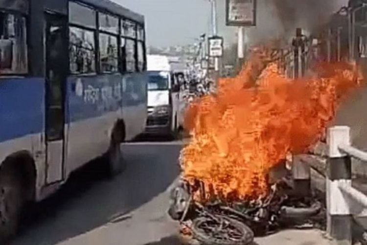 लोकन्थलीमा शववाहनसँग ठोक्किएर मोटरसाइकल जल्यो