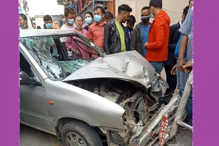 कलंकीमा डरलाग्दो दुर्घटना, कारले मोटरसाइकल, स्कुटर र पैदलयात्रीलाई ठक्कर दियो