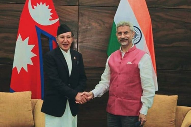नेपाल र भारतका परराष्ट्रमन्त्रीबीच श्रीलंकामा भेटवार्ता 