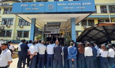 गभर्नरमाथिको कारबाही फिर्ता लिन माग गर्दै नेपाल राष्ट्र बैंक कर्मचारी संघको विरोध