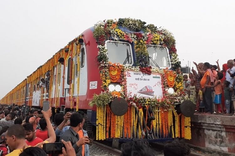 देउवा र मोदीले सुभारम्भ गरेको रेल जनकपुर आइपुग्यो, स्थानीयले गरे भव्य स्वागत