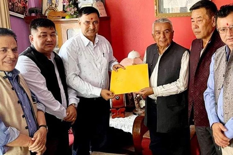 भरतपुर महानगरको प्रमुख नछोड्ने भन्दै काँग्रेस नेताहरुले बुझाए ज्ञापन पत्र