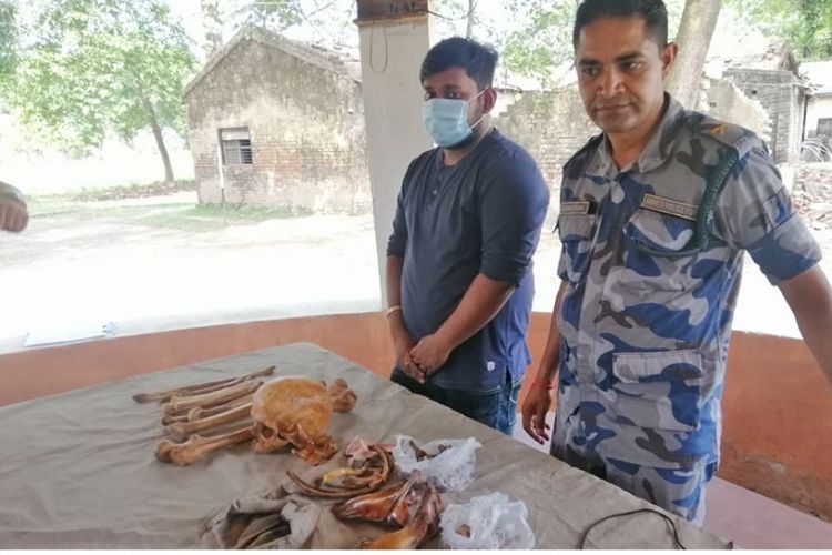 मान्छेका हड्डीसहित भारतीय  नागरिक पक्राउ