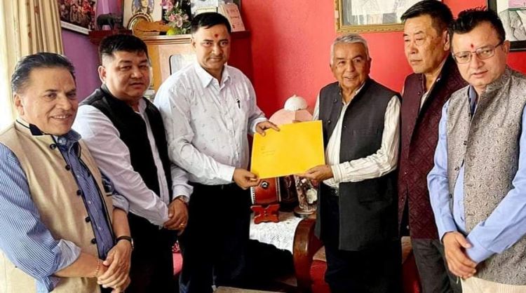 भरतपुर महानगरको प्रमुख नछोड्ने भन्दै काँग्रेस नेताहरुले बुझाए ज्ञापन पत्र