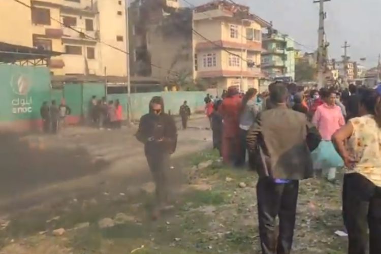 बस्तीमा महानगरको डोजर चल्ने हल्ला सुनिएपछि सुकुम्बासीहरु उत्रिए विरोधमा
