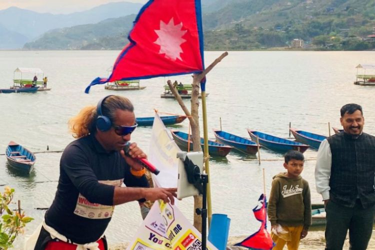 विश्वसामु नेपाललाई उभ्याउन विश्व राष्ट्रगान गर्दै रामजी नेपाली 