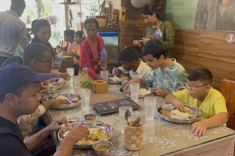 सौराहाका एकजना व्यवसायीद्वारा मातातिर्थ औंसीमा दृष्टिविहीन विद्यार्थीलाई भोजन