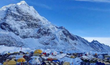 अनुकूल मौसमको पर्खाइमा सयौँ सगरमाथा आरोही