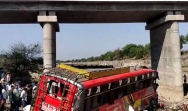 भारतमा खचाखच भरिएको बस पुलबाट खस्यो, १५ को मृत्यु