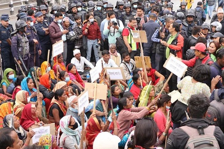 एक महिनादेखि देखी धर्नामा मिटर ब्याज पीडितहरु, सरकारद्वारा बेवास्ता