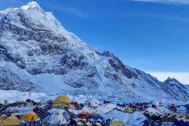 अनुकूल मौसमको पर्खाइमा सयौँ सगरमाथा आरोही