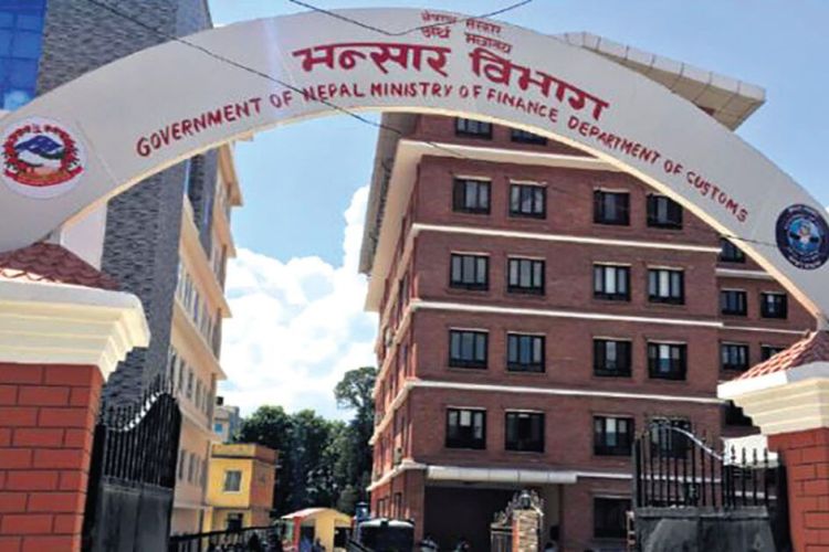 विदेशमा छ महिना काम गरेर फर्किएकाले मात्र २ वटा मोबाइल ल्याउन पाउने