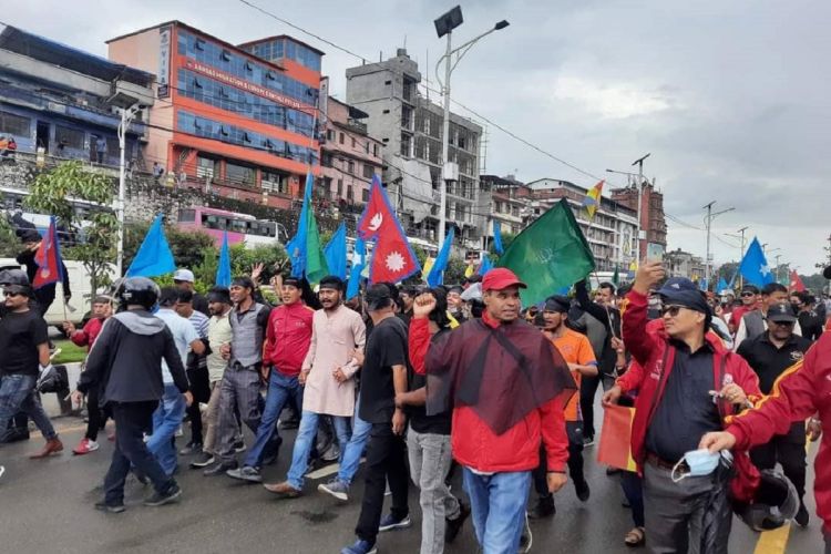 आज राप्रपाले भ्रष्टाचारको विरोधमा प्रर्दशन गर्दै
