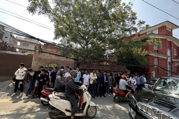 कांग्रेसका सभापति देउवा निवासमा नेविसंघ अध्यक्षविरुद्ध नाराबाजी