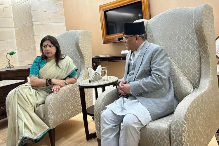 प्रधानमन्त्री दाहाल नयाँ दिल्लीमा, राज्यमन्त्री मिनाक्षी लेखीले गरिन् स्वागत
