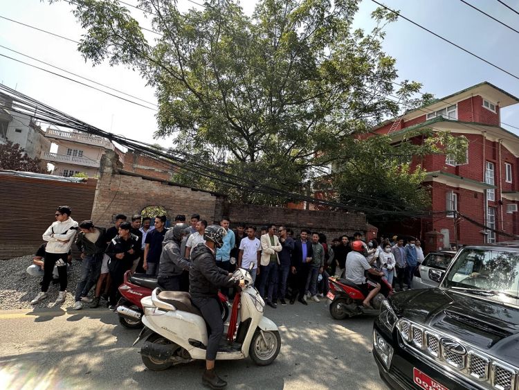 कांग्रेसका सभापति देउवा निवासमा नेविसंघ अध्यक्षविरुद्ध नाराबाजी