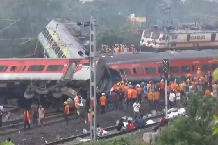 भारतको ओडिशामा रेल दुर्घटना, २ सयको मृत्यु, ९ सय घाइते