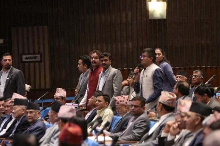 प्रधानमन्त्री दाहालले जवाफ दिन लाग्दा संसदमा होहल्ला