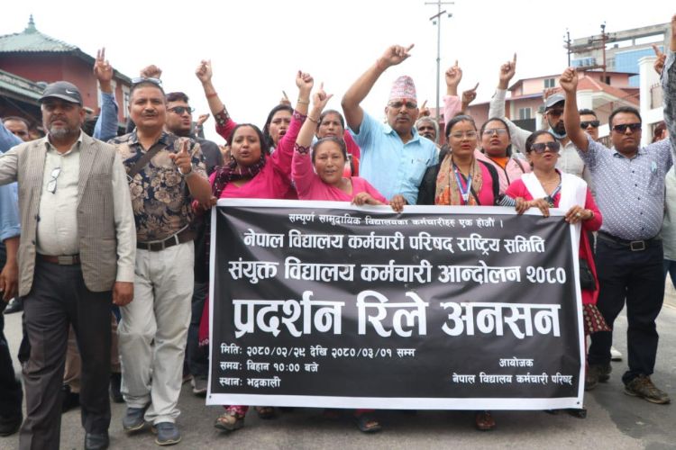 विद्यालयका कर्मचारीको संघर्ष : रिले अनशनदेखि प्रदर्शनसम्म (फोटो फिचर)