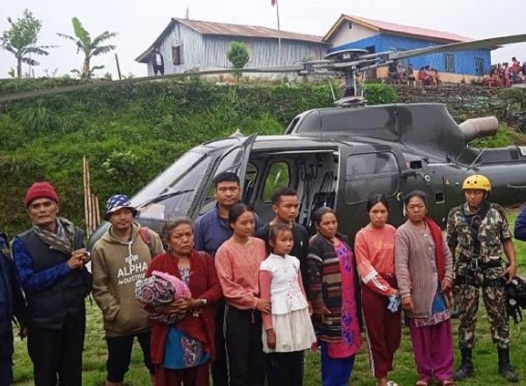 पाँचथर पहिरो  : १२ जनाको नेपाली सेनाको हेलिकोप्टरबाट उद्धार