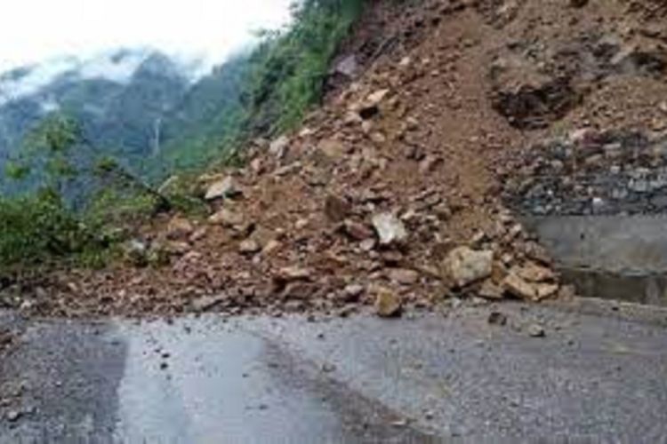 पहिरो खस्दा सिद्धार्थ राजमार्गमा सवारी आवागमन प्रभावित