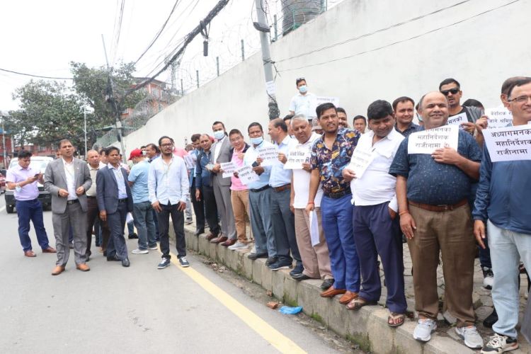 श्रमिकलाई विमानस्थलबाट फर्काएपछि अध्यागमन विभाग अगाडि प्रदर्शन