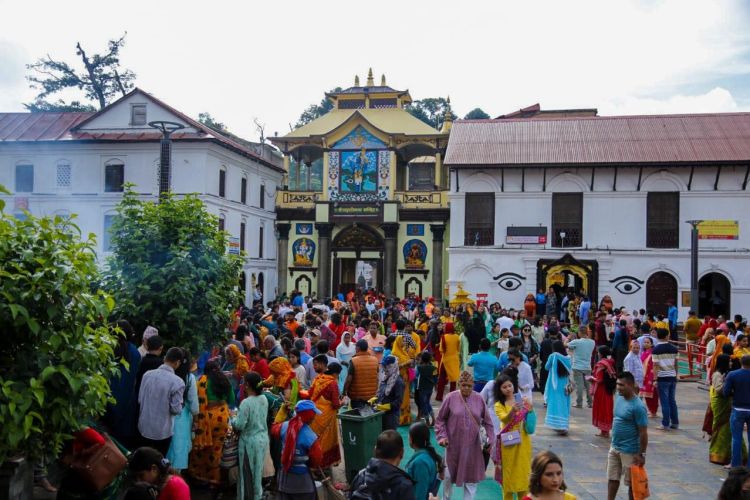 साउन सोमबारः पशुपतिनाथमा दर्शनार्थीको घुइँचो