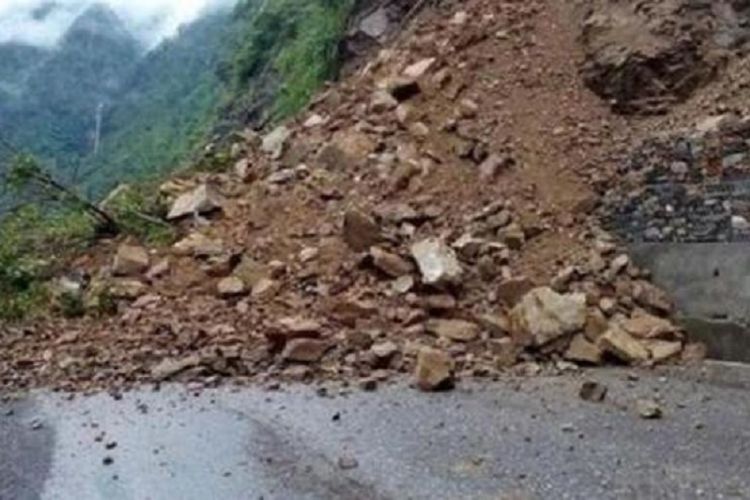 पहिरो खसे पछि सिद्धार्थ राजमार्ग अवरुद्ध
