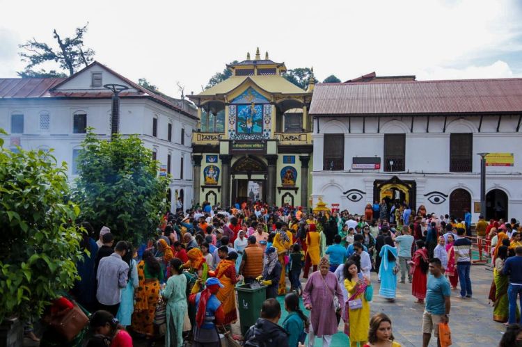साउन सोमबारः पशुपतिनाथमा दर्शनार्थीको घुइँचो