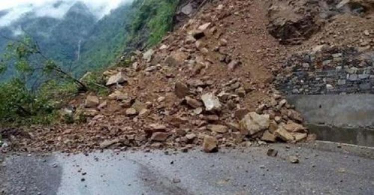 टोपेखोलामा २ गाडीमाथि ढुंगा खस्दा ५ जना यात्रु घाइते
