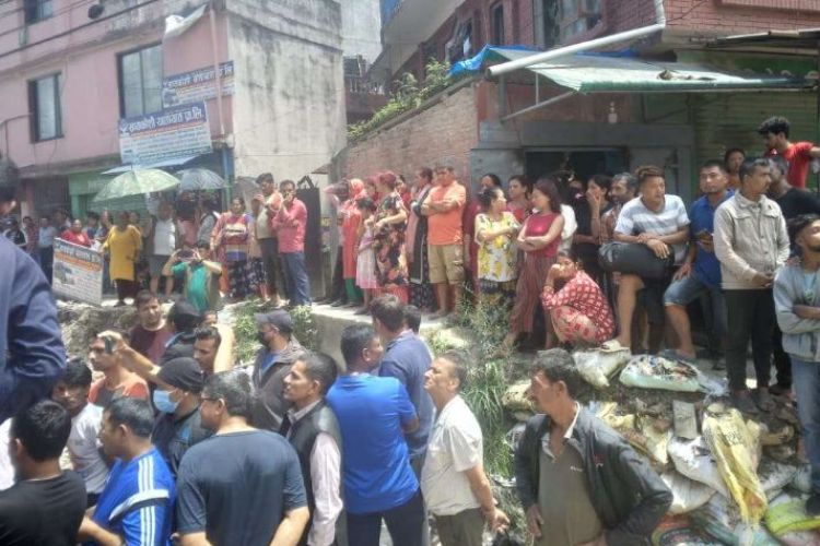 कपनमा बालेनको डोजर, स्थानीयले गरे विरोध