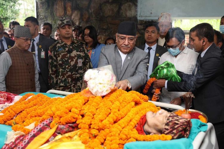 मन्त्री किराँतीको पितालाई श्रद्धाञ्जली दिन प्रधानमन्त्री ललितपुरमा