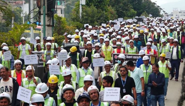 भुक्तानीको माग गर्दै आन्दोलनरत निर्माण व्यवसायीद्वारा विरोध प्रदर्शन