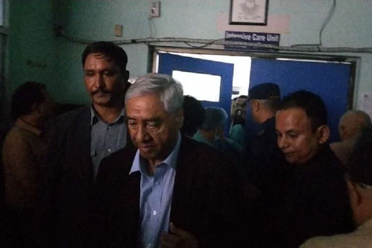 सहमहामन्त्री यादवको स्वास्थ्य अवस्था बुझ्न देउवा पुगे ट्रमा सेन्टर