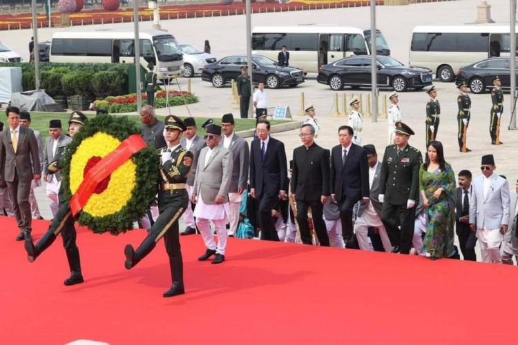 प्रधानमन्त्री प्रचण्डद्वारा चीनको राष्ट्रिय स्मारकमा पुष्पगुच्छा अर्पण