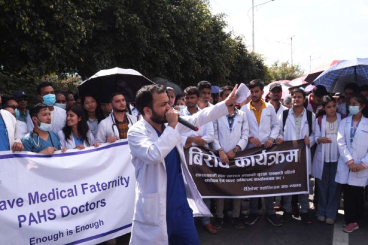कुटपिट विरोधमा आज पनि डाक्टरहरू सडकमा 