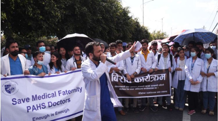 कुटपिट विरोधमा आज पनि डाक्टरहरू सडकमा 