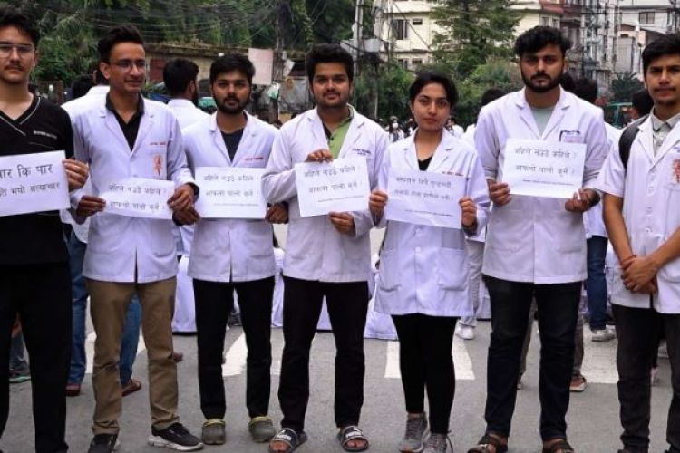 दोस्रो दिन पनि आन्दोलनमा केएमसी अस्पतालका डाक्टर