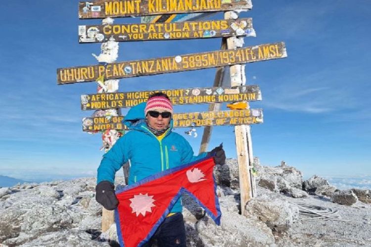पर्वतारोही प्रकाशराज पाण्डेले गरे माउन्ट किलिमञ्जारोको सफल आरोहण