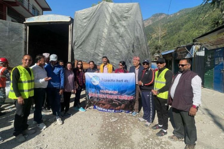 एनआरएन अध्यक्ष शर्मासहितको टोलीले हस्तान्तरण गर्यो राहत सामग्री