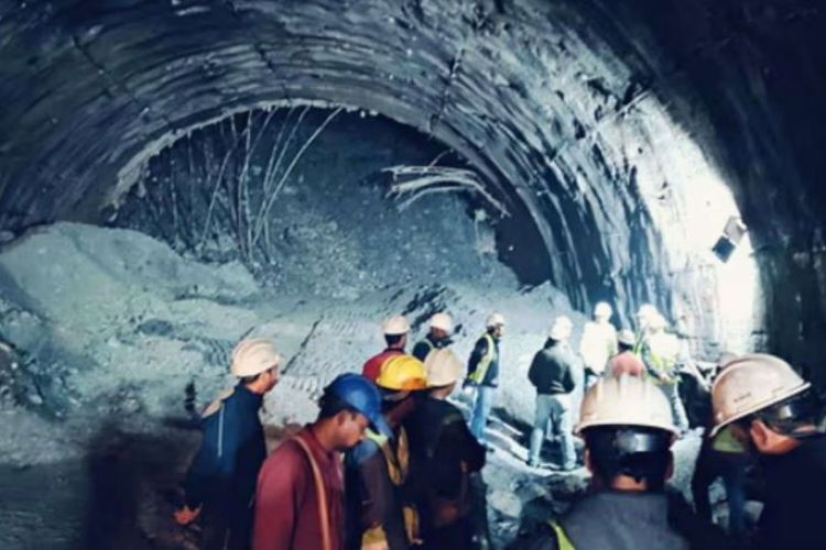 सुरुङमा थुनिएका मजदूरलाई पाइपबाट औषधि र खाद्यान्न पठाईयो