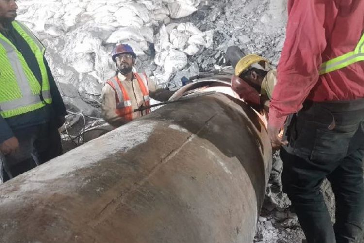 हप्ता दिनदेखि ४० भारतीय मजदुर सुरुङ भित्र फसे, अझै हुन सकेन उद्दार