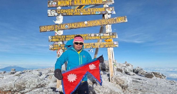 पर्वतारोही प्रकाशराज पाण्डेले गरे माउन्ट किलिमञ्जारोको सफल आरोहण