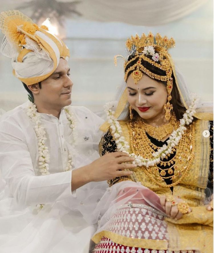 सुनै सुनले सजिएकी बेहुलीसँग बलिउड अभिनेता रणदिप हुड्डाको पोज