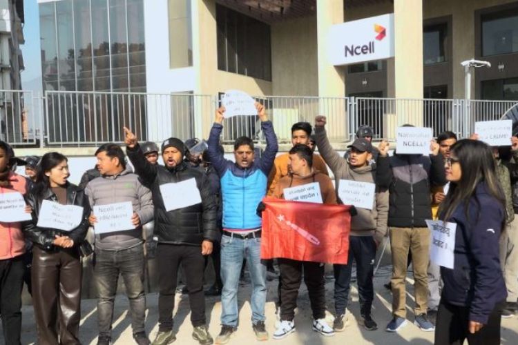 एनसेल शेयर खरिदबिक्री प्रकरणः कार्यालय अगाडि अनेरास्ववियुको प्रर्दशन