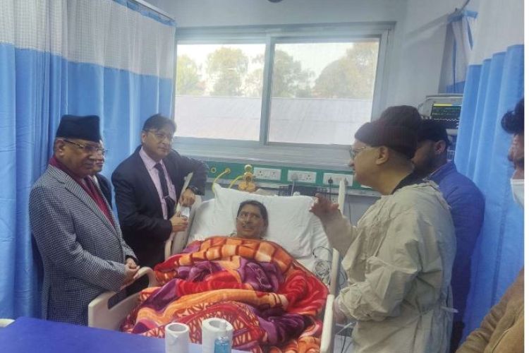 उपप्रधानमन्त्री श्रेष्ठको स्वास्थ्य अवस्था बुझ्न अस्पताल पुगे प्रधानमन्त्री दाहाल