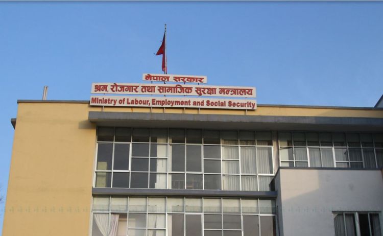 फ्री भिसा, फ्री टिकटमा श्रमिकहरू पठाउने नीति खारेज गर्दै सरकार
