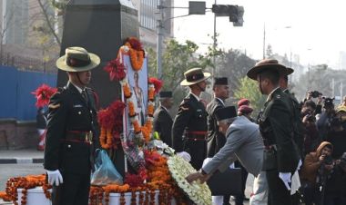 राष्ट्रपति पौडेलद्धारा पृथ्वीनारायण शाहको शालीकमा माल्यार्पण